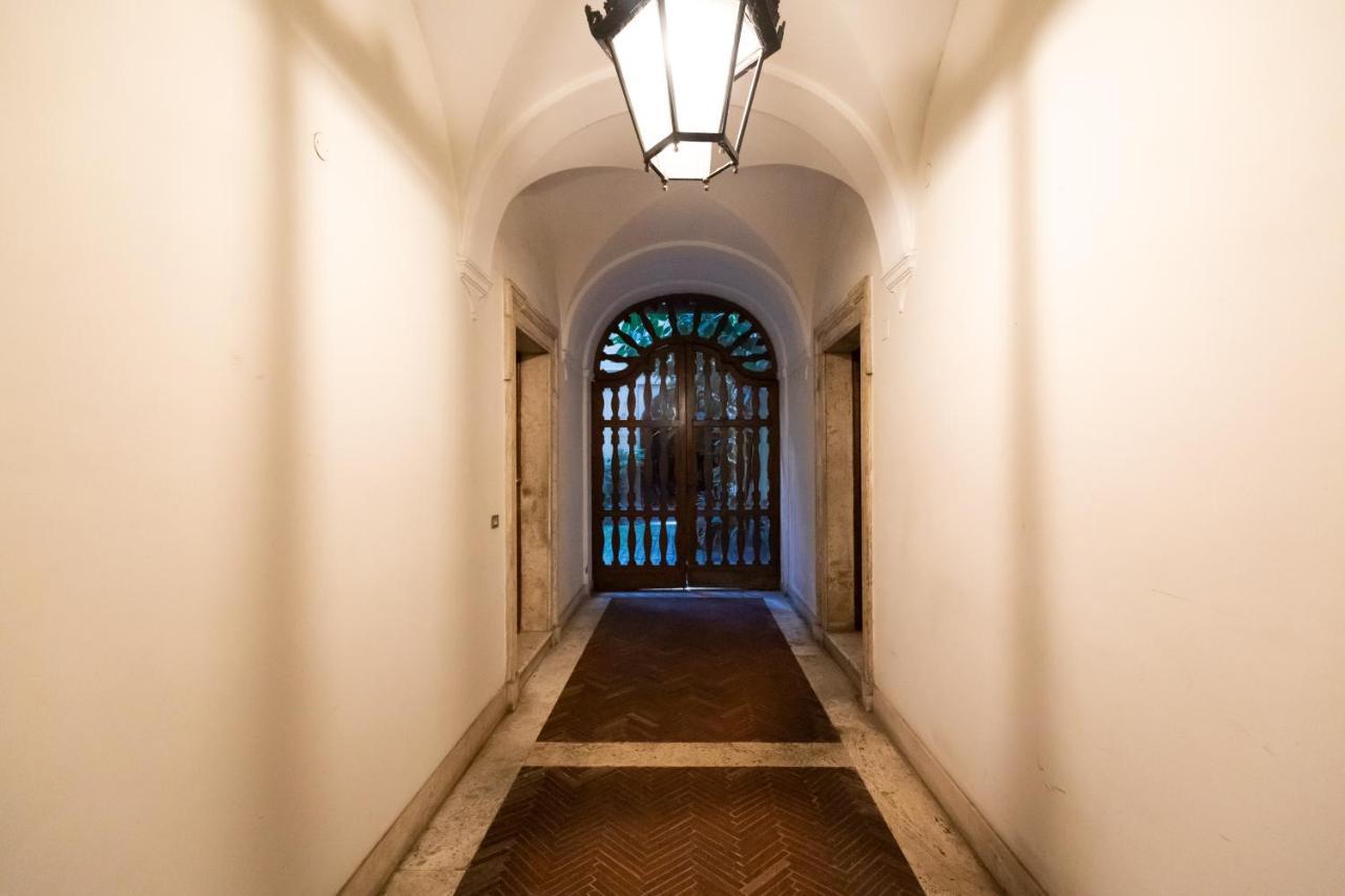 Апартаменты Chic And Style In Historical Via Giulia Рим Экстерьер фото